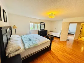 Top Rated 4 bedrooms, 5 beds near airport - Room