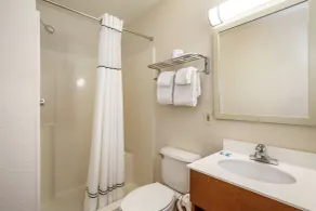 HomeTowne Studios by Red Roof Philadelphia - Mt Laurel-Maple Shade, NJ - Bathroom