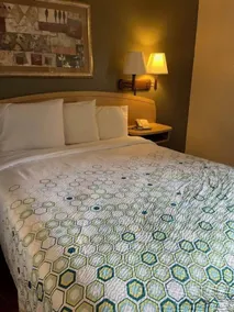 HomeTowne Studios & Suites by Red Roof Bentonville - Room