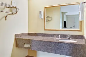 Days Inn & Suites by Wyndham Stockbridge South Atlanta - Salle de bain