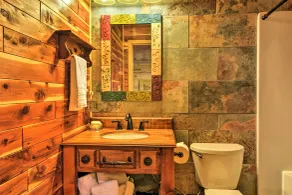 2 Mi to Lake Hamilton: Hot Springs Cabin Rental! - Innvendig