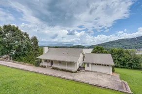 < 1 Mi to Lake Chatuge: Home w/ Mtn & Water Views! - Innenbereich