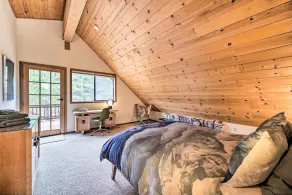 Deck + Fireplace: Log Cabin in Tahoe Donner! - Interiør