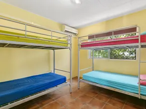 Dolphins Beach House - Hostel - Room