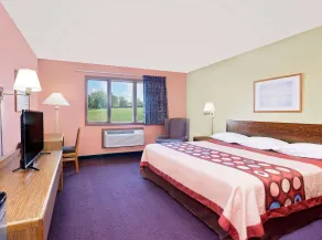 Super 8 by Wyndham Sturgeon Bay - Room