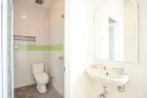 Hotel O Juanda Near Terminal International Juanda - Bathroom