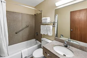 Super 8 by Wyndham Independence Kansas City - Salle de bain