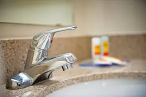 Econo Lodge Savannah Midtown - Bathroom