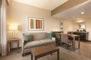 Embassy Suites by Hilton Akron Canton Airport - Chambre