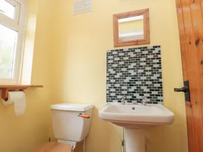 Red Squirrel Cottage, 5 Biddlestone - Badeværelse