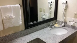 Days Inn by Wyndham Norman - Salle de bain