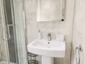 Dove Lodge - Bathroom