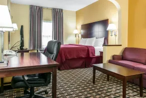 Clarion Inn & Suites Indianapolis Northwest - Room