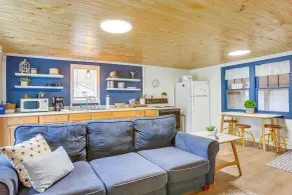 Cozy Wellston Cabin - Walk to Crystal Lake! - Innvendig