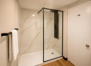 Best Western Plus Atlanta Sandy Springs Perimeter Hotel - Bathroom