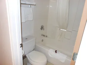 Economy Inn & Suites - Bathroom