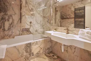 M Suite Hotel - Bathroom