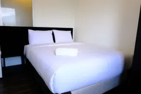Homey 1BR Apartment at Gateway Ahmad Yani Cicadas By Travelio - Værelse