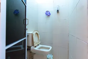 RedDoorz near Hang Nadim Batam Airport - Bathroom