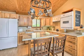 Best Location - Maggie Valley Cabin w/ Hot Tub! - Intérieur