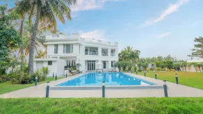 Truliv Villa Ivory  - Piscina