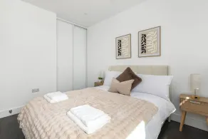 Bright & Modern 2BD 2Bath - Sleeps 6 - Tube - Wifi - Værelse