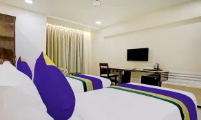 Treebo Premium Golden Bliss Trimurti Nagar Square - Værelse