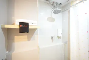 RedDoorz Apartment at Bogor Valley - Badezimmer