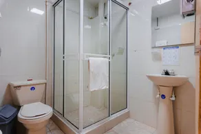 Hostal R10 - Bathroom