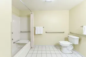 Super 8 by Wyndham Burleson Fort Worth Area - Salle de bain