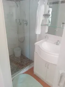 Le Bay Lodge - Bathroom