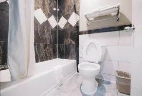 Palace Inn I10East & John Ralston - Bathroom