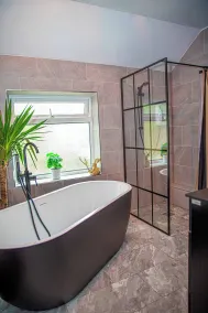 2BR Home in Manchester near Etihad Stadium with Parking - Bathroom