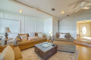 Family Retreat on Cedar Creek Lake! Dock & Views - Interni