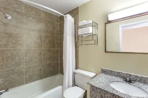 Days Inn by Wyndham Plymouth - Badezimmer