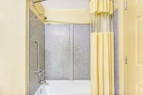 Days Inn & Suites by Wyndham Jeffersonville IN - Salle de bain