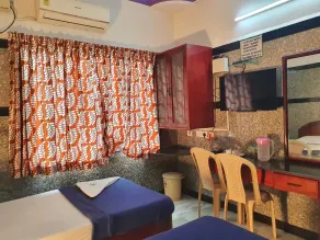 THE GREENS - Near Chennai Central Railway Station - Room