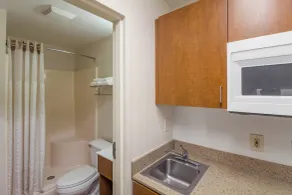HomeTowne Studios by Red Roof Houston - Northwest - Bagno