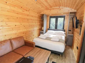 The Shepherds Hut at Bridge Lake Farm & Fishery - Room