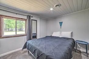 Prudenville Retreat w/ Yard ~ 1 Mi to Lake! - Interiør