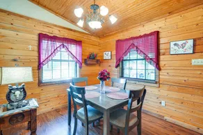 Kilgore Gem: Pet-friendly Cabin w/ Duck Pond! - Interiör