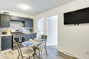 Walkable Barberton Apartment: 9 Mi to Akron! - Intérieur