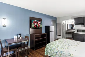 HomeTowne Studios by Red Roof Richmond - Airport Sandston - Habitación