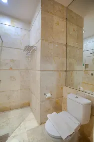 Swiss-Belcourt Makassar - Badezimmer
