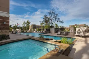 Crowne Plaza Shenandoah - Woodlands Area by IHG - Piscina
