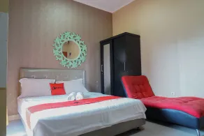 RedDoorz near Kemang Square - Zimmer