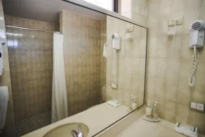 Hospitality Kalgoorlie, SureStay Collection by Best Western - Bathroom