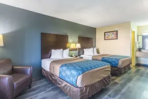 Econo Lodge & Suites Clarksville near Governors Square Mall - Room