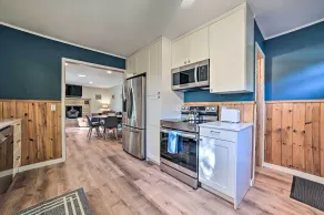 Secluded Suttons Bay Retreat w/ Fire Pit! - Innenbereich