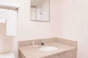 Howard Johnson by Wyndham Commerce GA - Salle de bain